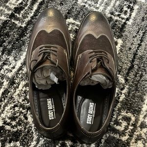Laced dress shoe. Mostly leather. Suede finish around laces